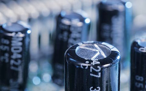 哪些材料會影響超級電容器的性能？
