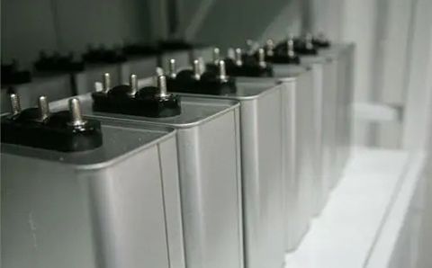 哪些因素影響電力電容器的容量？